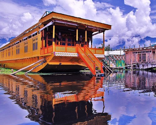 Srinagar Houseboat Tour